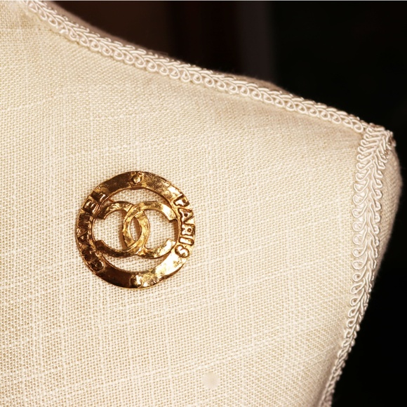 Chanel CC Logo Paris Gold Plated Brooch - Picture 11 of 14